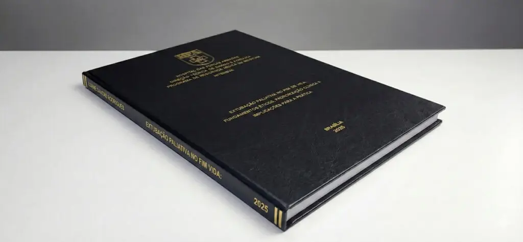 Encadernação TCC HFA capa dura preta com logotipo oficial 2026 em Brasília