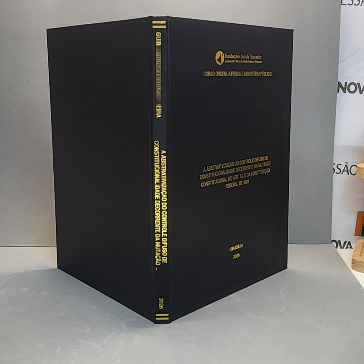 Encadernação capa dura preta com hot stamping dourado para trabalho acadêmico — Nova Impressão Brasília