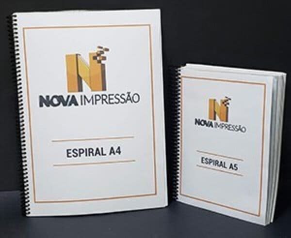Apostila P&B com encadernação espiral, capa transparente e fundo preto